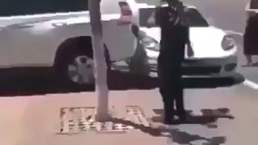 وقتی عجله داری و جلو در پارکینگت پارک کردن