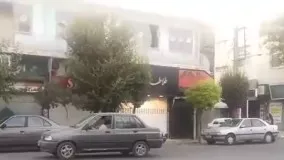 جمع آوری مواد غذایی از سطل زباله توسط یک زن ساعت 6 صبح ! خیلی دردناکه