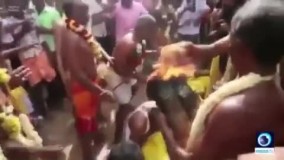 انجام مراسم مذهبی در هند   نارگیل میشکنن تو سر ملت