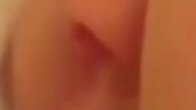 یک عدد هلوی پوست کنده آماده‌ی گاز