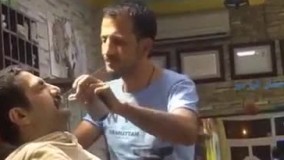 کاری به اینکه یارو با اون سیبیلای کلفت نشسته صورتش رو بند میندازه ندارم!  فقط گردن آرایشگره رو داشته باشید