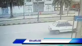 تصادف فوق العاده عجیب و خنده دار موتور با سمند! نبینی ضرر کردی