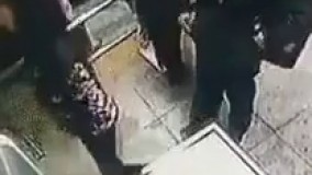 عجب دزدی  جاهایی که کیفتونو به این صورت میذارید خیلی مراقب باشید!