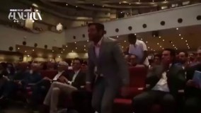 لحظه اهداى تندیس حافظ به محمدرضا گلزار