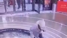 تا تو باشی وقتی راه میری سرت تو گوشیت نباشه