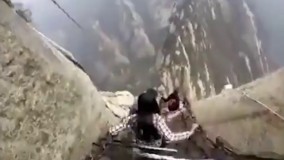گردشگران کوه هوآشان در چین با پایین آمدن از پله‌هایی در ارتفاع 2133 متری احساس مرگ را تجربه می کنند