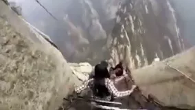 گردشگران کوه هوآشان در چین با پایین آمدن از پله‌هایی در ارتفاع 2133 متری احساس مرگ را تجربه می کنند