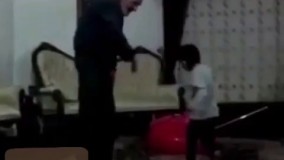 ببینید این پدر بزرگ چجوری به نوه فضولش پس گردنی میزنه....خیلی خنده داره