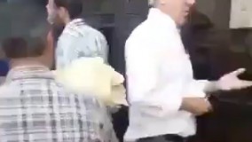  دعوای شدید فیزیکی یک  جوان با یک پیرمرد که در فضای مجازی درحال دست به دست شدن است 