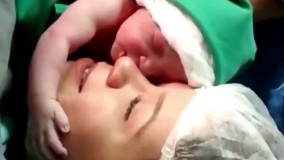 عشق واقعی   این نوزاد دختر که تازه به دنیا اومده، به محض تولد چسبیده به صورت مادرش و رهاش نمیکنه...