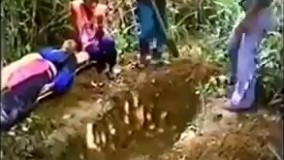 قبیله ای در تایلند رسم دارند اگر مرد فوت کنه همسر را نیز با او دفن میکنند!! ???? واقعا دردناکه این کلیپ????