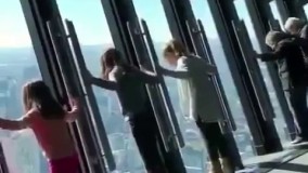 یه ابتکار جالب و هیجان انگیز در پشت بام یک آسمان خراش در آمریکا که قسمتی از طبقه اخرش به سمت  بیرون خم میشه