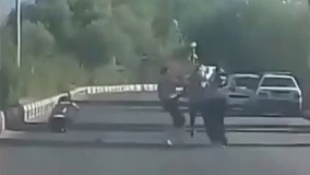 جنگ مرگبار خیابانی درمشگین شهر  این نزاع خیابانی با چماق و بیل در میدان سبلان مشگین شهر منجر به قتل مرد جوانی شده است! هنوز اطلاعی درباره دستگیری عاملین این قتل گزارش نشده