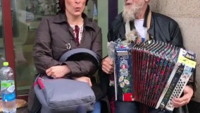  کلیپ جالب ازبهنازجعفری        درکنارنوازنده خیابانی آکاردیون 