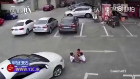 زیر گرفتن سه کودک در پارکینگ مرکز خرید 