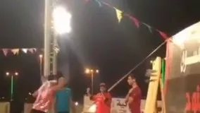 برخورد چاقو به سر داوطلب حین اجرای نمایش با چشمان بسته!