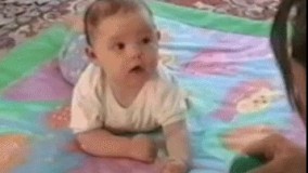 قشنگ یه چند ثانیه عقبه