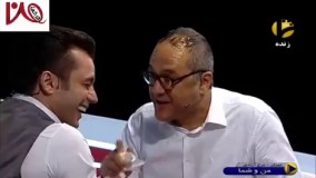 لحظه شکستن تخم مرغ به سر رامبد جوان در برنامه زنده 