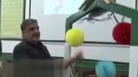 حماسه ای دیگر از عضو شورای شهر اردکان؛ اون کلنگ زنی رو که یادتون هست؟   اینجا اومده زنگ اول مهر رو بزنه