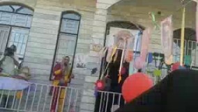 مربی میپرسه بوی چی میاد ؟ بجای اینکه بگه بوی ماه مهر میگه بوی آشغال