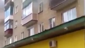 لحظات دلهره آور نجات جان فرزندان در آتش توسط پدر خانواده و همکاری مردم