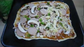 پیتزا به سبک ایرانی با ژامبون وقارچ