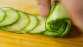 آموزش ساخت گل با خیار برای تزیین سالاد