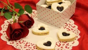 شیرینی‌ بادامی مربایی Linzer Cookies