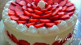 تزیین کیک با توت فرنگی یخ زده