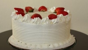 تزیین کیک خامه ای با توت فرنگی