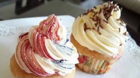 تزیین کاپ کیک با دو رنگ خامه