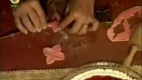 تزيين كيك با‏خامه و خمير فوندات-خانم اميری.flv