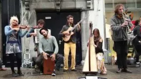 اجرای خیابانی آهنگ بازی تاج و تخت از گروه Galway buskers