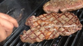 استيك گوساله همراه با ريزه كاري هاي خوشمزه شدنش-بسیار لذیذ