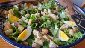 سالاد کاهو  با کروتن فرانسوی، نان های سوخاری مکعبی