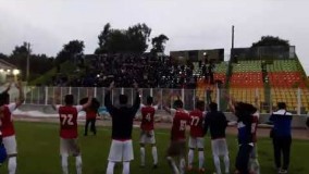 تشویق جواد نکونام بازیکن سابق استقلال توسط هواداران خونه به خونه مازندران