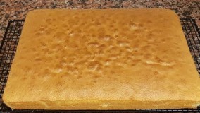 أسهل و أروع كيك اسفنجي بحجم عائلي هش كالقطن يستحق التجربة / كيكة عادية احسن من المحلبات