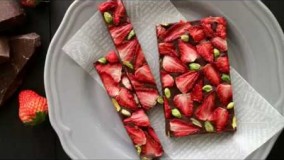 آشپزی مدرن-طرز تهیه دسر شکلاتی پسته و توت فرنگی    