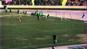 گل زیبای احمد رضا عابدزاده از وسط زمین به استقلال اهواز و اعلام آفساید توسط کمک داور