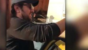 بهرام رادان در حال پخش لوازم بهداشتی بین آسیب دیدگان