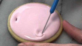 آموزش شیرینی پزی-تهیه بیسکویت با رویال ایسینگ