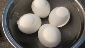 آشپزی ساده-آموزش درست کردن تخم مرغ آب پز در سه سوت