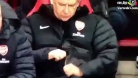 مشکل ونگر با زیپ لباس هایش