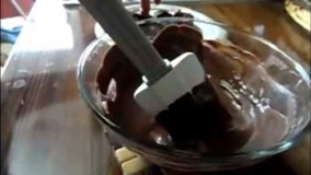 تهیه دسر-ذوب کردن شکلات برای کارهای تزیینی-آسان و زیبا