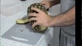 تهیه دسر-روش آسان و سریع پوست کندن و قاچ کردن آناناس