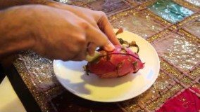 تهیه دسر-طرز پوست کندن و خوردن میوه اژدها