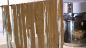 غذای رمضان--تهیه رشته مخصوص آش