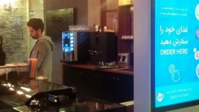 کیوسک سفارش غذا آسانا با صحفه لمسی و امکان پرداخت یک انتخاب خوب در فودکورت رستوران فست فود