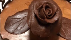 تهیه دسر--کیک موس شکلاتی با گل رزآسان وخوشمزه