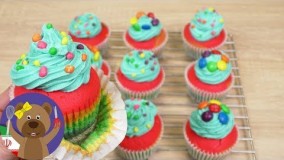 کیک پزی-دستور پخت کاپ کیک های رنگین کمانی با تاپینگ آبی